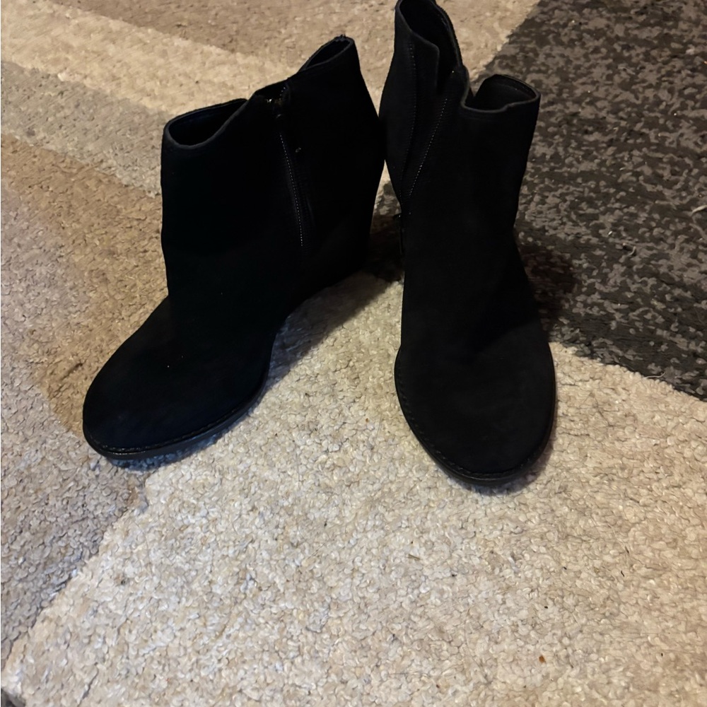 Lucky Brand Black Flats Sleek Design